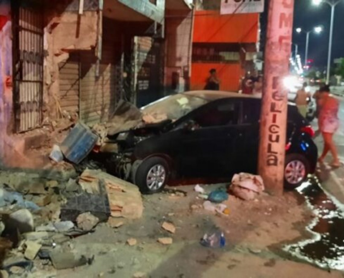 Motorista perde o controle da direção e colide carro contra muro de bar na Avenida Suburbana