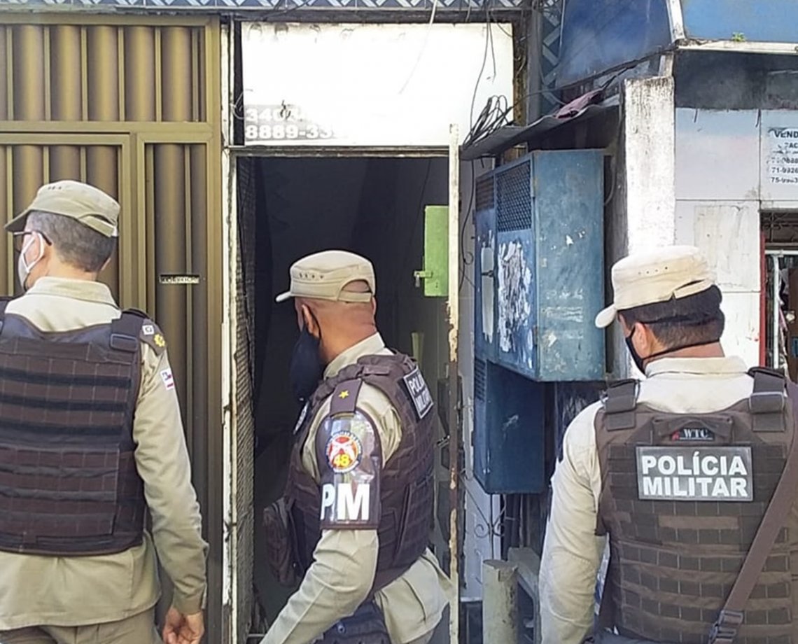 Cantor que mantinha companheira refém e pedia R$ 8 mil se entrega e libera a vítima; suposta traição provocou ira