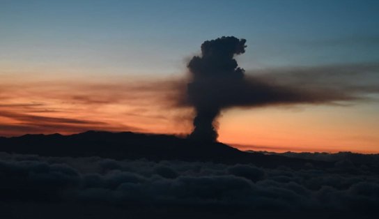 Vulcão nas Ilhas Canárias entrou em erupção, mas risco de tsunami continua, segundo especialista