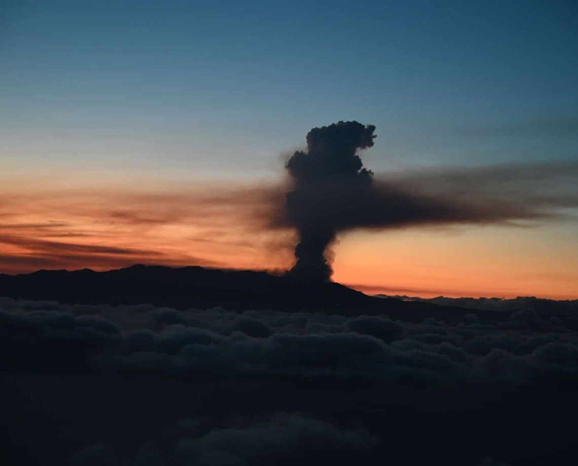 Vulcão nas Ilhas Canárias entrou em erupção, mas risco de tsunami continua, segundo especialista