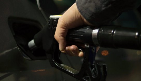 Você sabia que descer 'na banguela' gasta mais combustível? Técnico dá dicas de economia após nova alta da gasolina