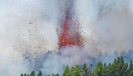 Ilhas Canárias: lava de vulcão continua a se aproximar da água e autoridades se preparam para os piores cenários