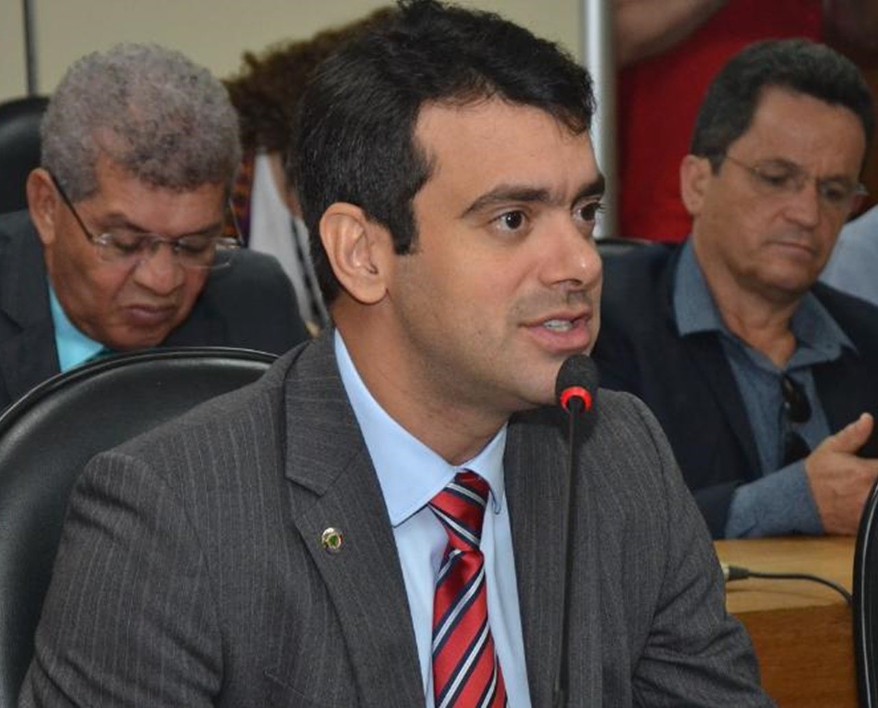 Gasolina está cara, né? Deputado também acha e defende que Rui reduza o imposto sobre combustíveis