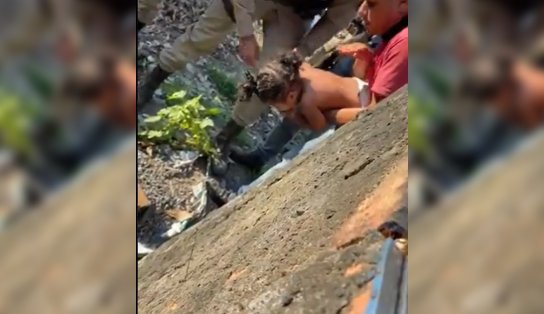 Policiais salvam criança engasgada com moeda em Salvador e vídeo mostra alívio; assista 