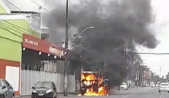 Caminhão baú que transportava carga de água mineral pega fogo e fica destruído no Caminho de Areia; veja vídeo