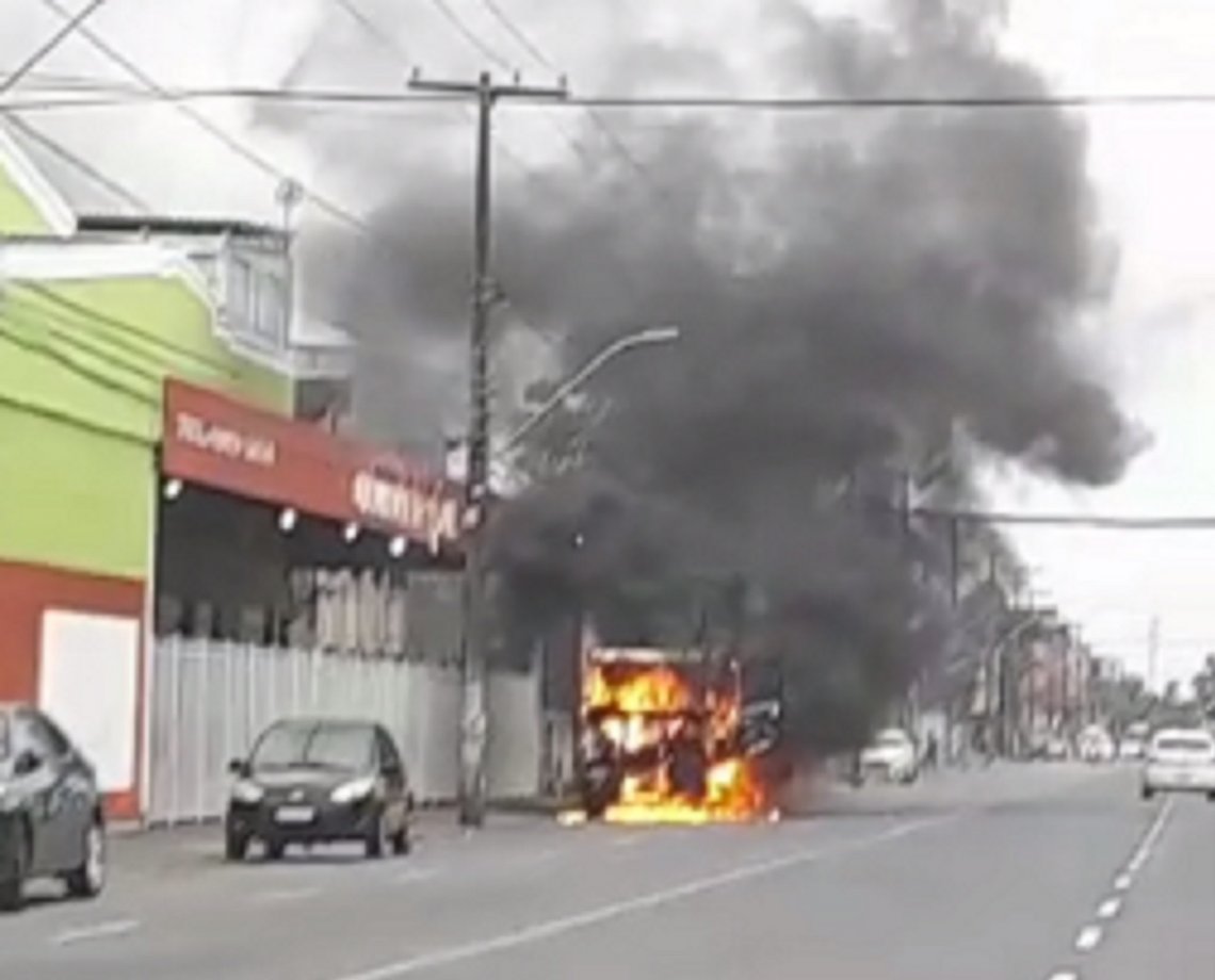 Caminhão baú que transportava carga de água mineral pega fogo e fica destruído no Caminho de Areia; veja vídeo