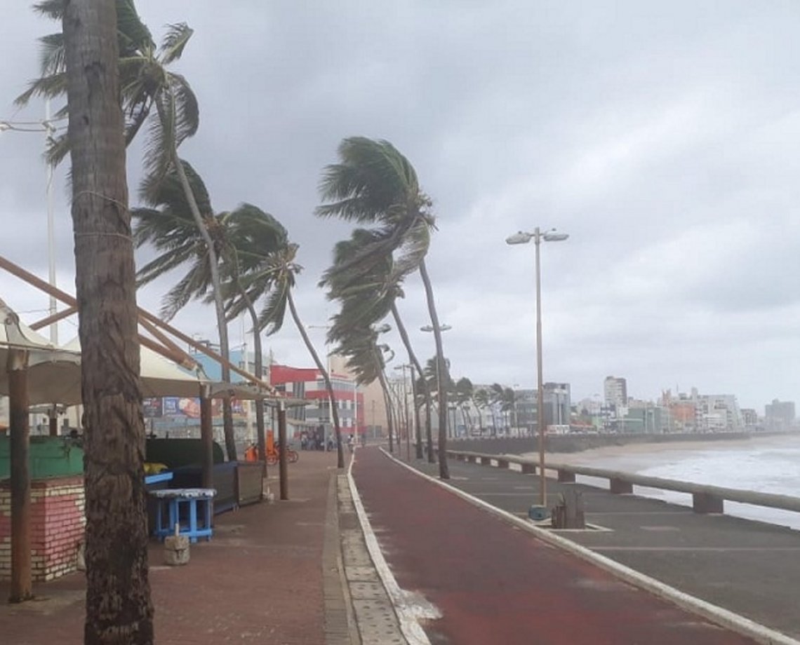 Frente fria atinge Sul da Bahia e Marinha emite alerta de ondas de 3,5 metros; travessias marítimas são suspensas