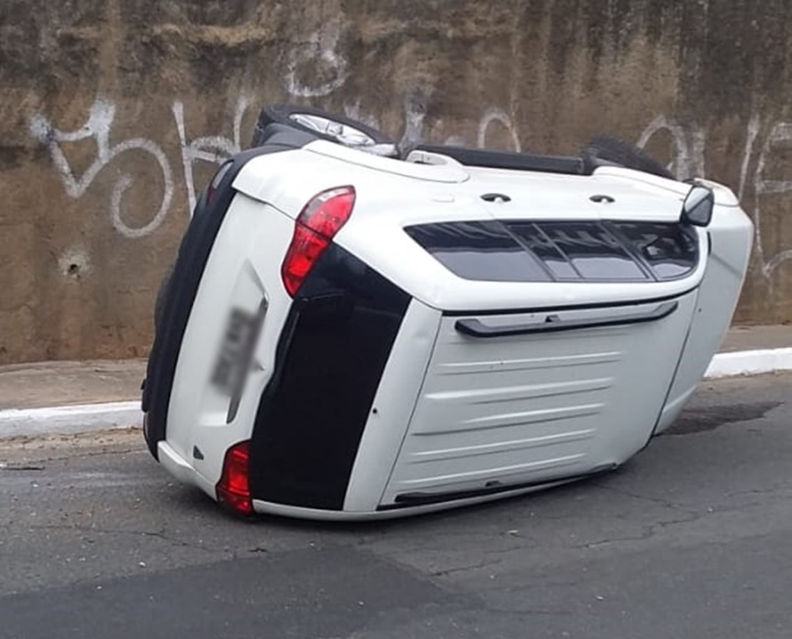 Motorista perde o controle da direção e veículo capota no Horto Florestal, em Salvador; veja vídeo 