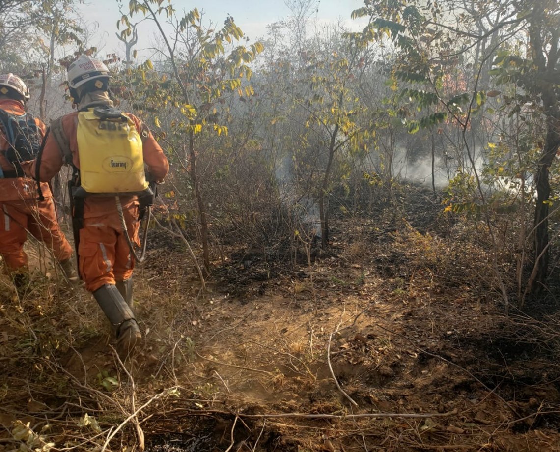 Incêndio na Bahia: aeronaves são remanejadas de Lençóis para Uibaí na tentativa de debelar fogo na região