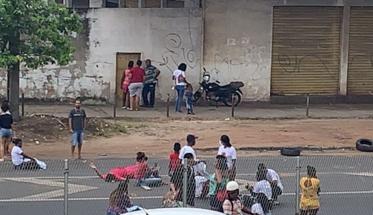 Parentes e amigos de adolescente morto durante operação da PM em Simões Filho fazem protesto cobrando justiça