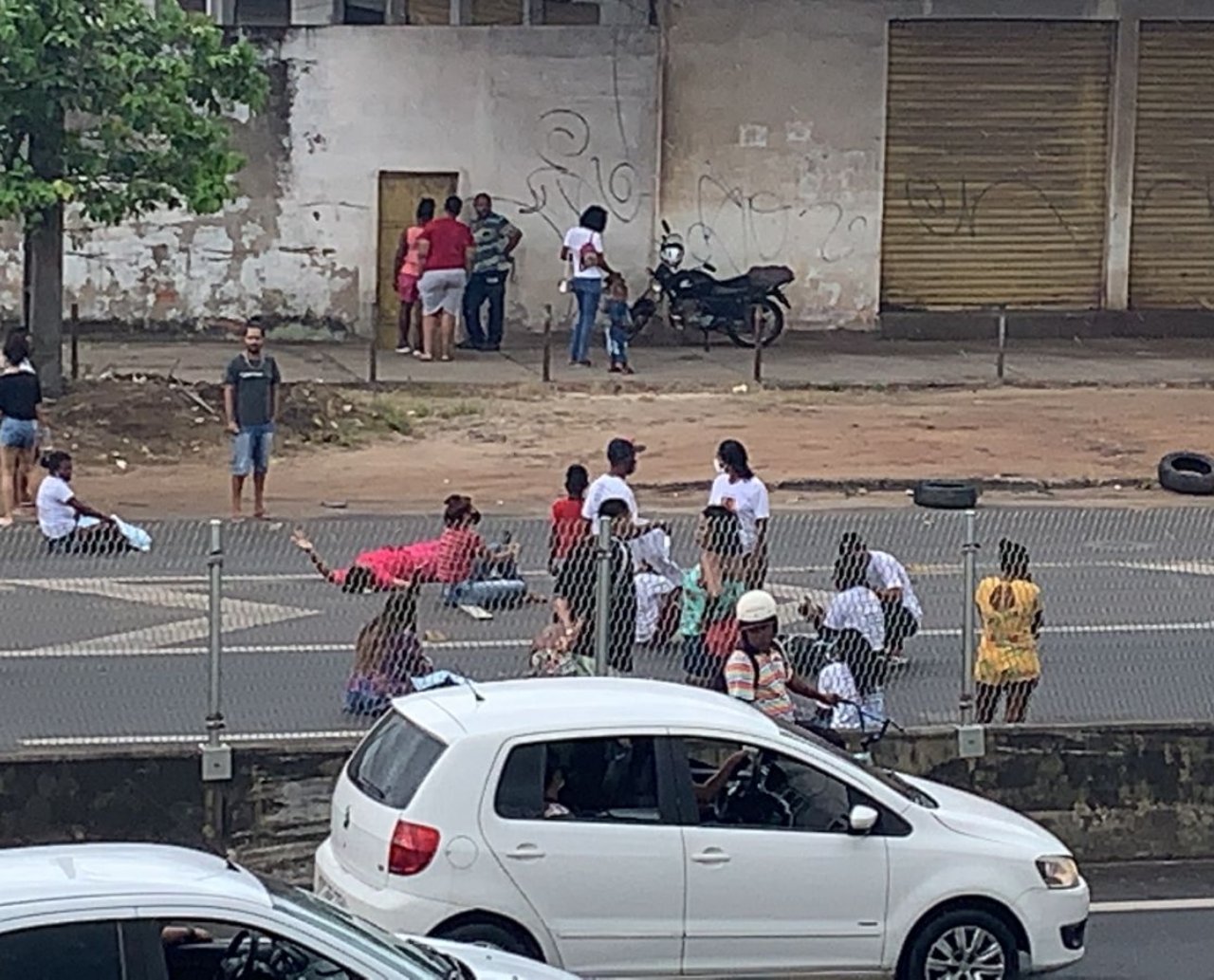 Parentes e amigos de adolescente morto durante operação da PM em Simões Filho fazem protesto cobrando justiça