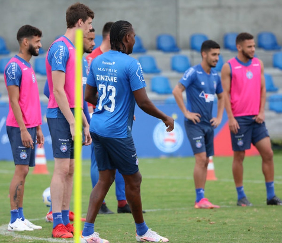 Bahia nega boatos de que jogadores não têm se concentrado ou dado entrevistas por conta de salários atrasados 