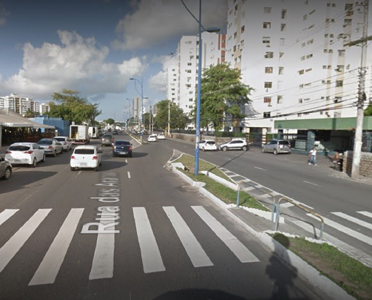 Motociclista fica gravemente ferido após se envolver em acidente com um carro no bairro do Imbuí