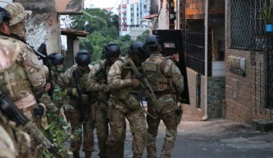 Depois de quase 2 horas de negociação, criminosos se entregam e liberam refém na Cidade Nova; vítima é cadeirante