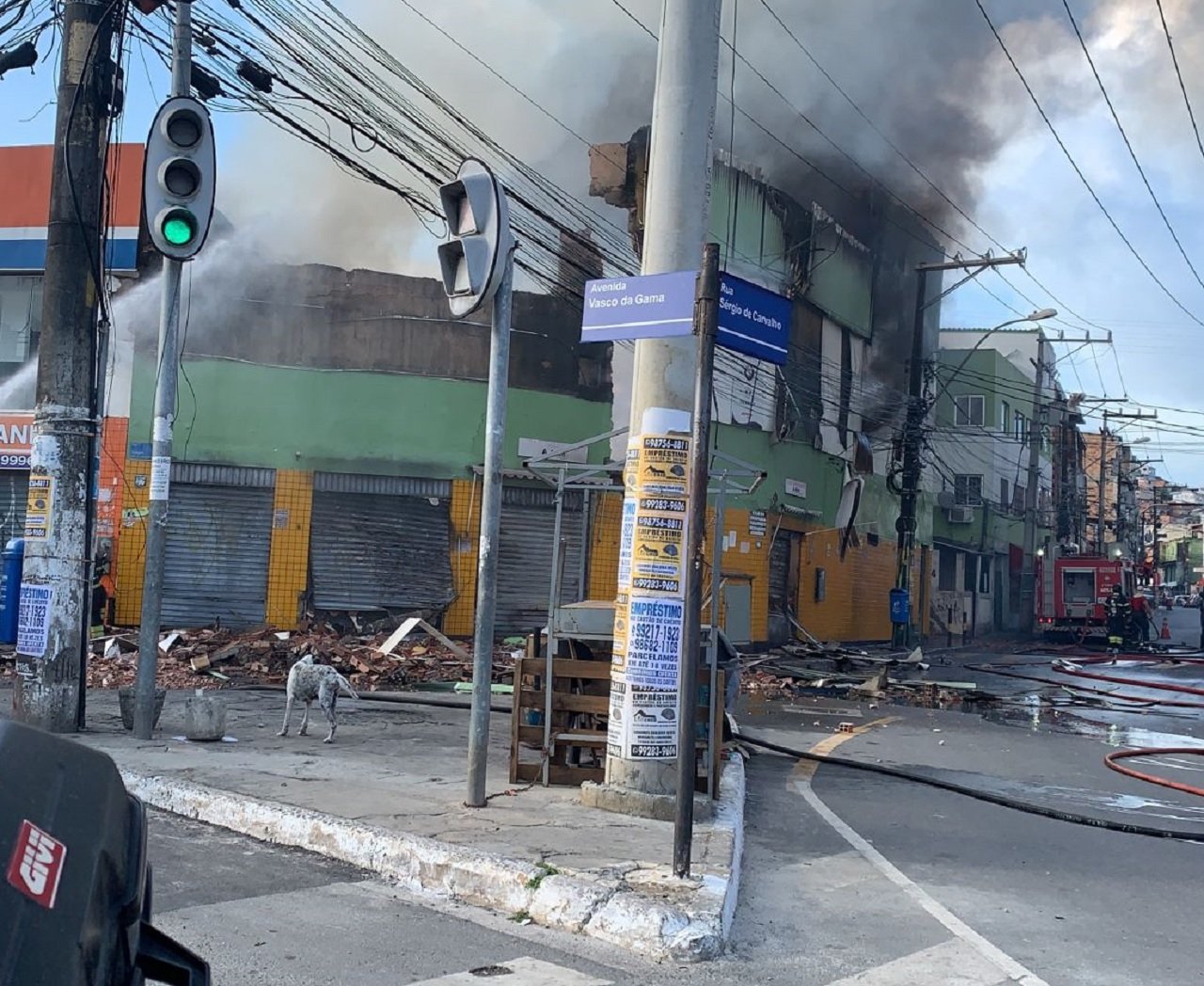 Bombeiros tentam conter incêndio em loja de peças para automóveis na Avenida Vasco da Gama; veja vídeo