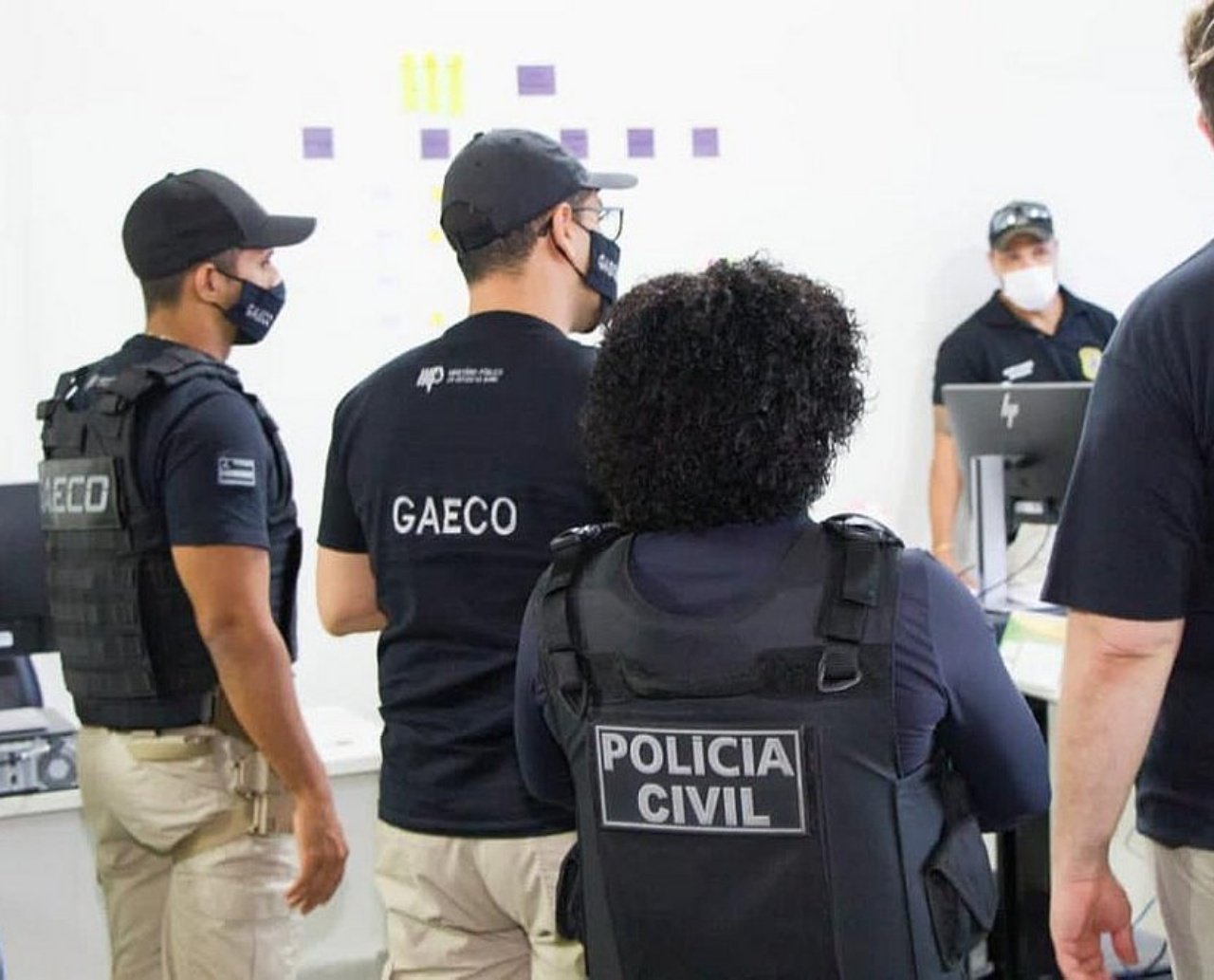 Polícia prende homem e mulher denunciados por esquema fraudulento realizado no Detran-BA; dupla já havia sido presa