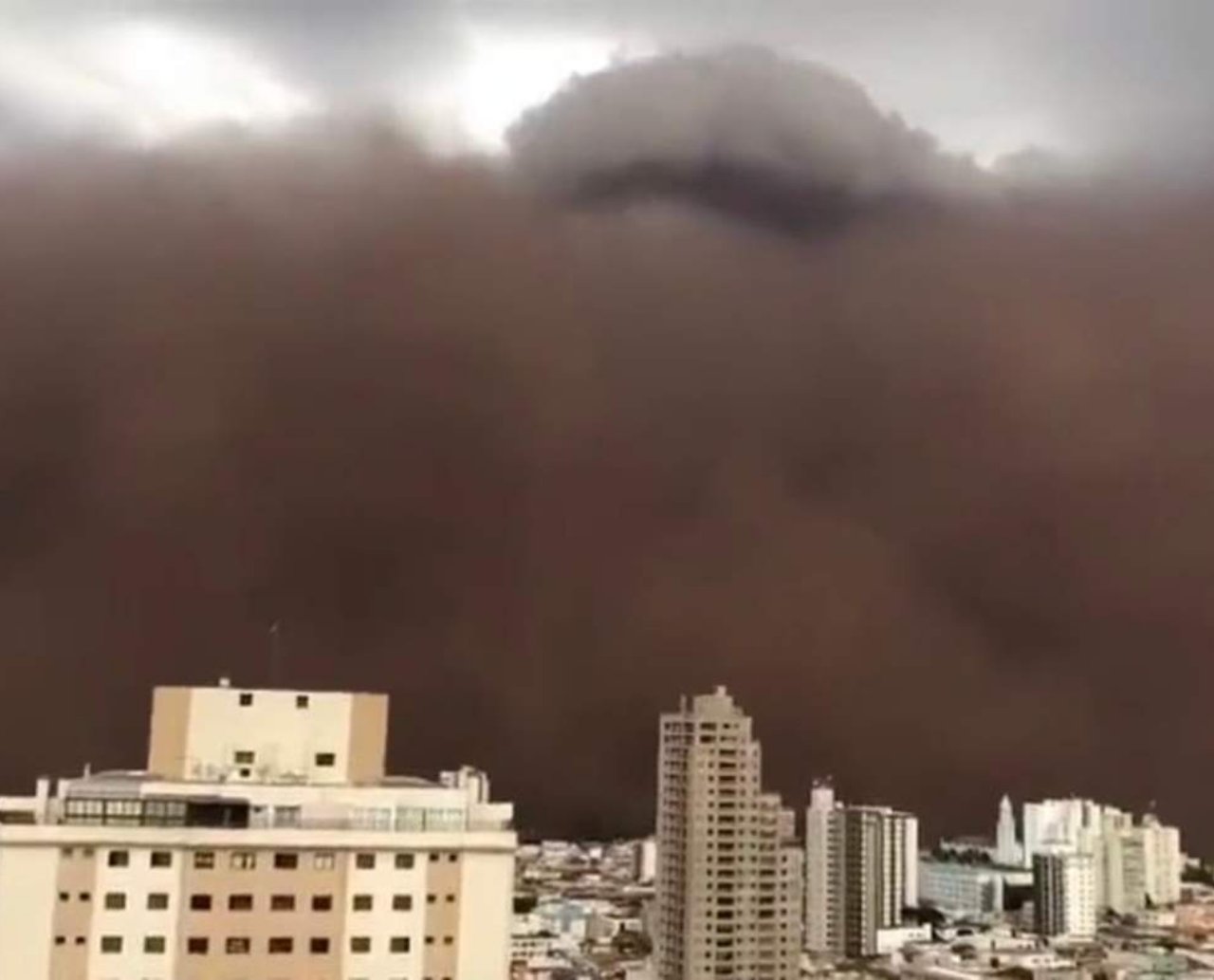 Fenômeno lança tempestade de areia sobre cidade do interior de São Paulo; veja vídeos impressionantes 