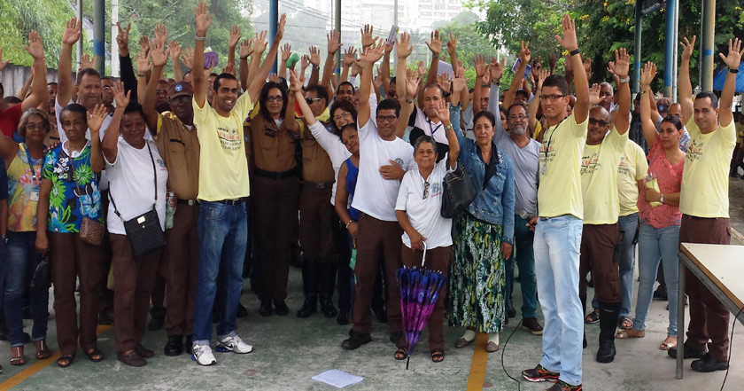 Servidores da Transalvador realizam caminhada e podem paralisar atividades