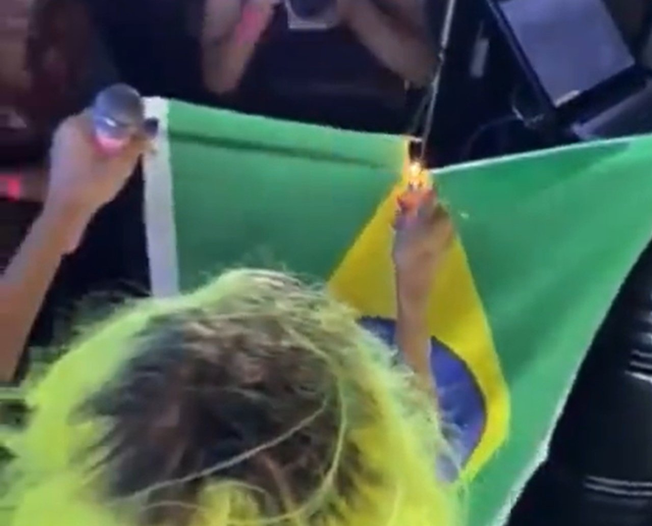 Filhos de Bolsonaro criticam cantora baiana por queimar bandeira do Brasil durante show em Feira; veja vídeo