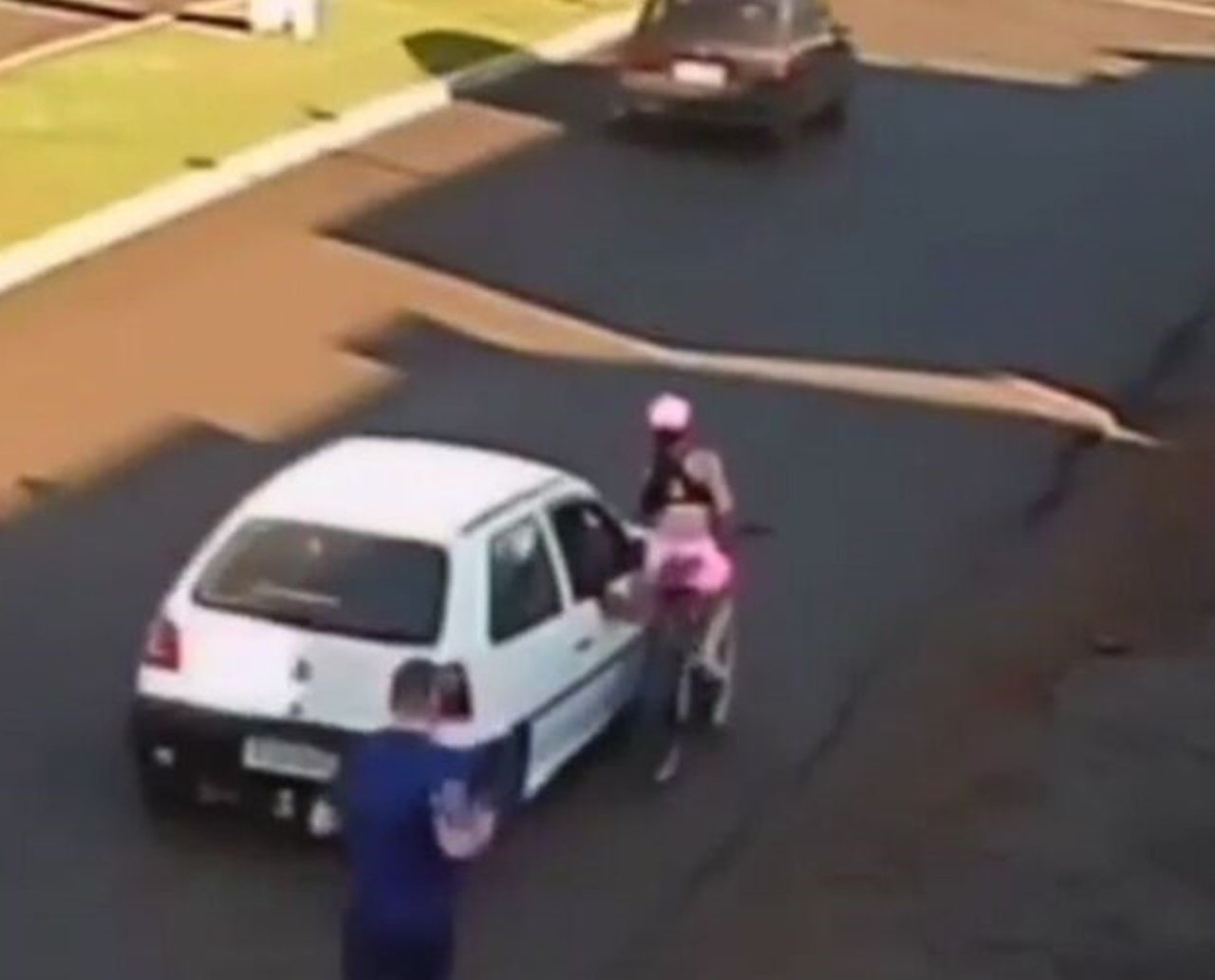 Absurdo! Ciclista sofre acidente após ter bumbum apalpado; veja vídeo 