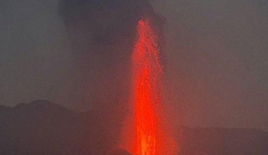 Lava do vulcão Cumbre Vieja atinge o Oceano Atlântico, mesmo que banha Salvador; autoridades estão preocupadas