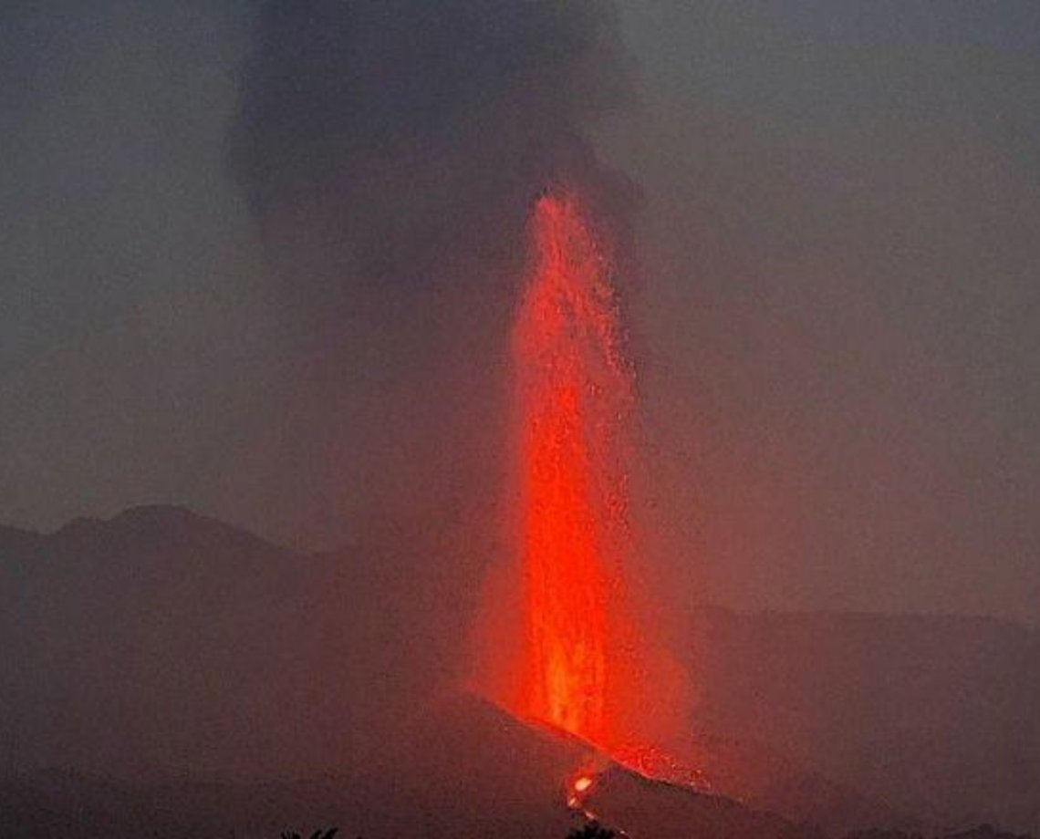 Lava do vulcão Cumbre Vieja atinge o Oceano Atlântico, mesmo que banha Salvador; autoridades estão preocupadas