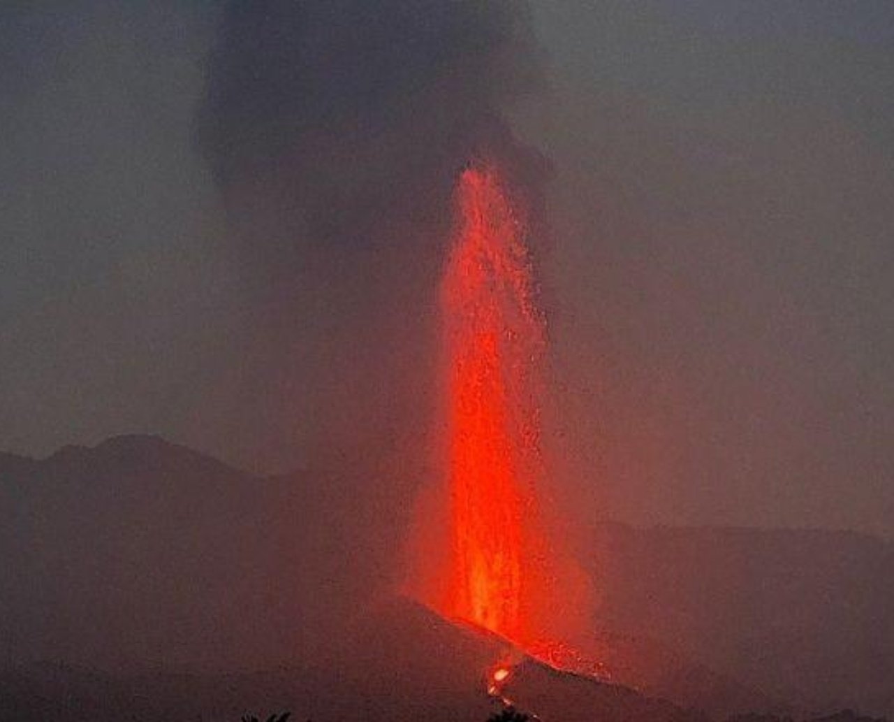 Lava do vulcão Cumbre Vieja atinge o Oceano Atlântico, mesmo que banha Salvador; autoridades estão preocupadas