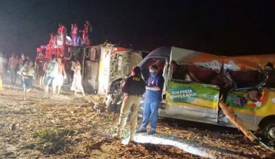 Tragédia: acidente deixa ao menos 12 mortos na BR-101; parte traseira de caminhão atingiu ônibus e van