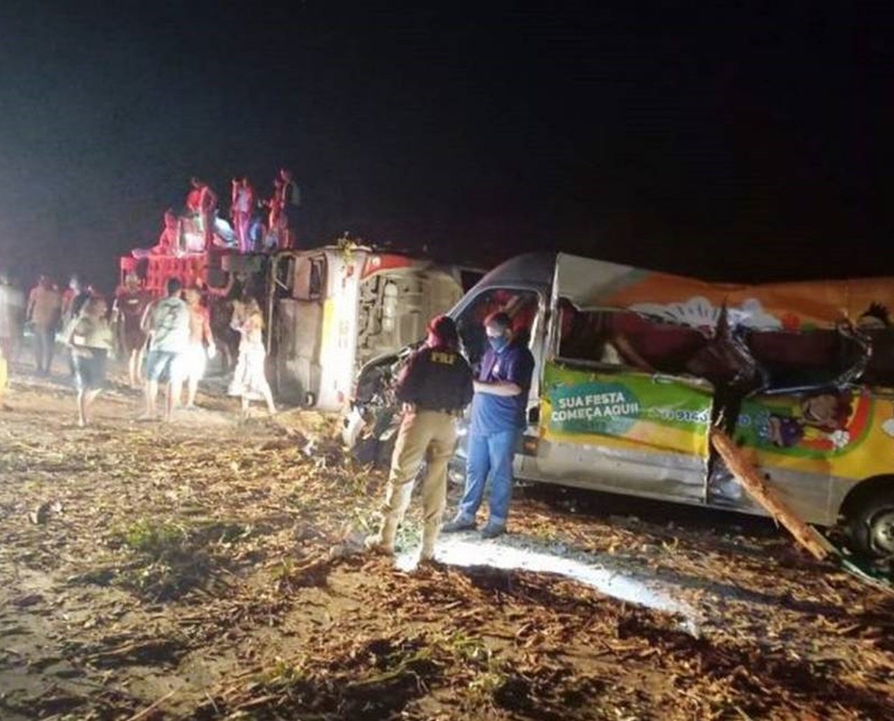 Tragédia: acidente deixa ao menos 12 mortos na BR-101; parte traseira de caminhão atingiu ônibus e van