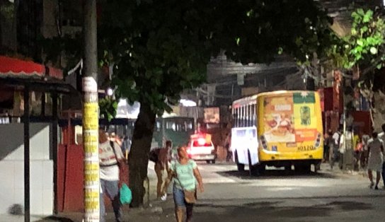 VÍDEOS: Moradores do Coroado fazem protesto com pneus queimados e ônibus atravessados; criança teria sido baleada