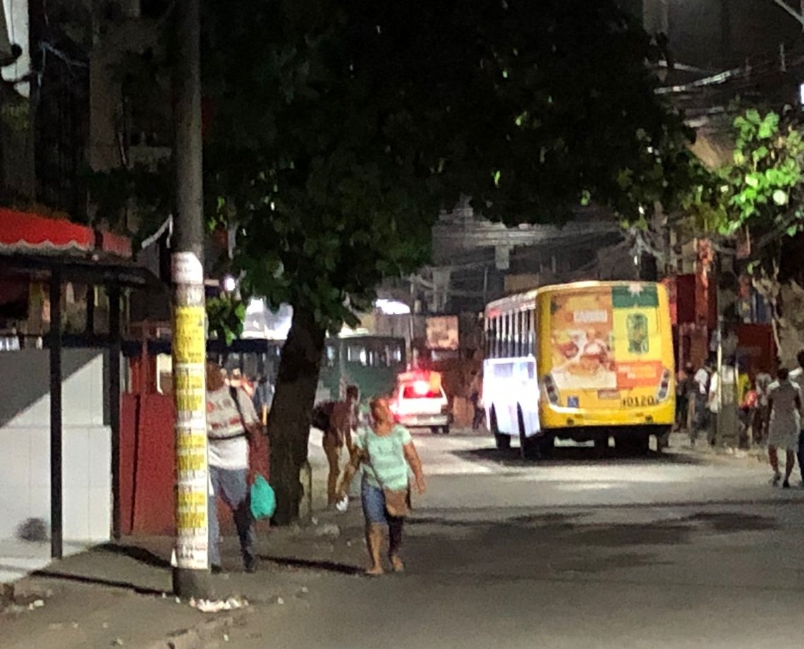 VÍDEOS: Moradores do Coroado fazem protesto com pneus queimados e ônibus atravessados; criança teria sido baleada