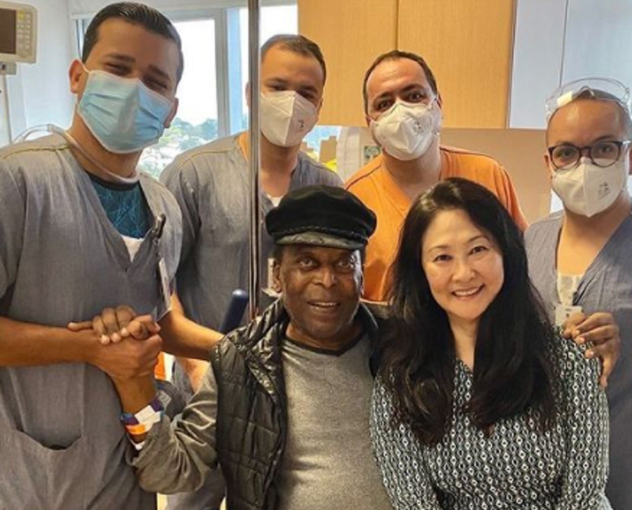 Pelé recebe alta e deixa hospital em São Paulo após um mês de internação; ex-jogador faz 81 anos no próximo dia 23