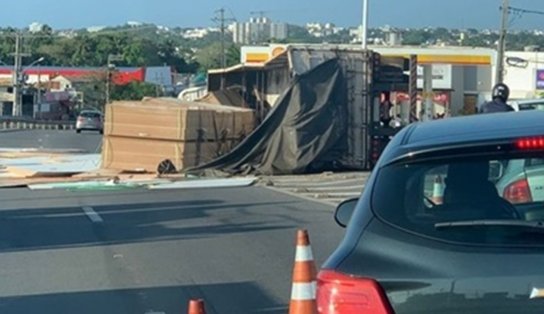 Caminhão carregado de MDF tomba na BA-099 e deixa trânsito intenso em Vila de Abrantes; assista