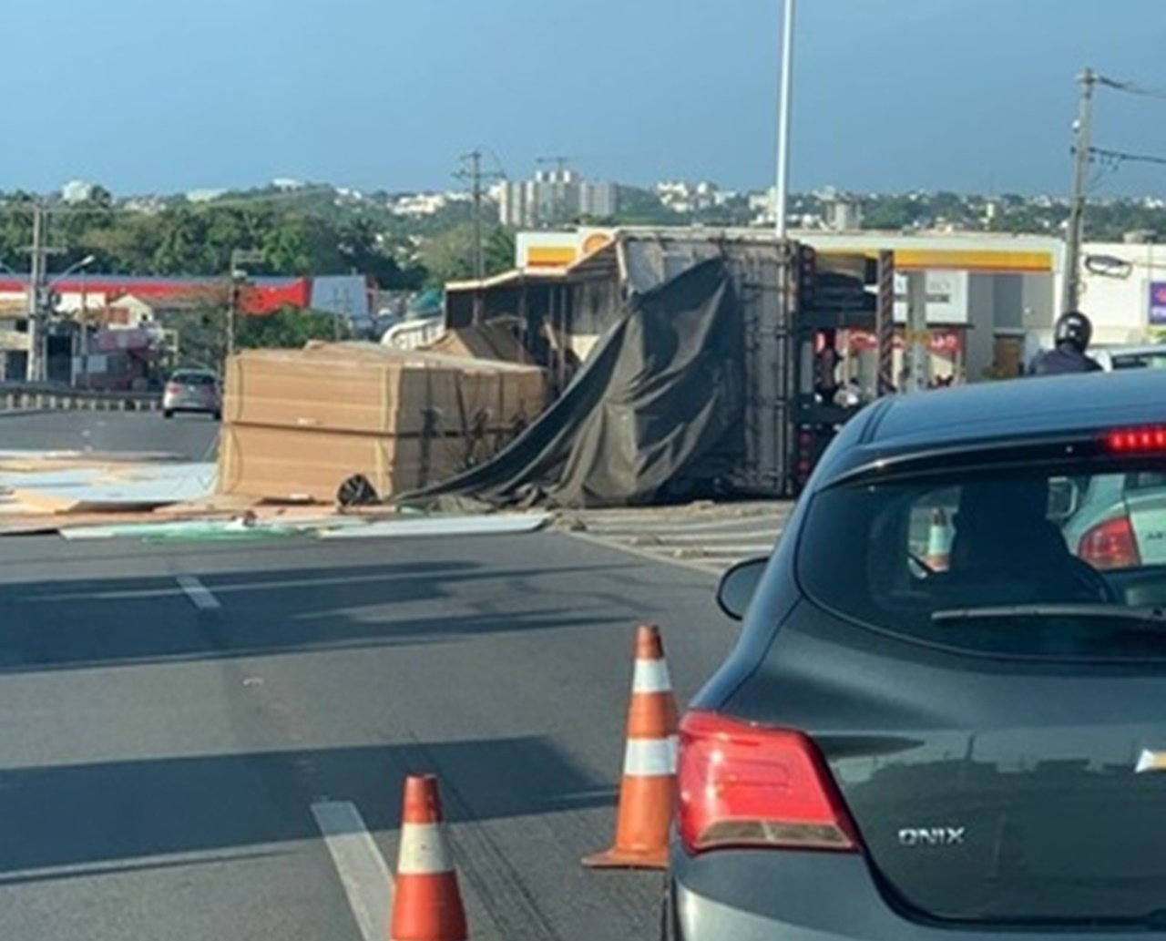 Caminhão carregado de MDF tomba na BA-099 e deixa trânsito intenso em Vila de Abrantes; assista