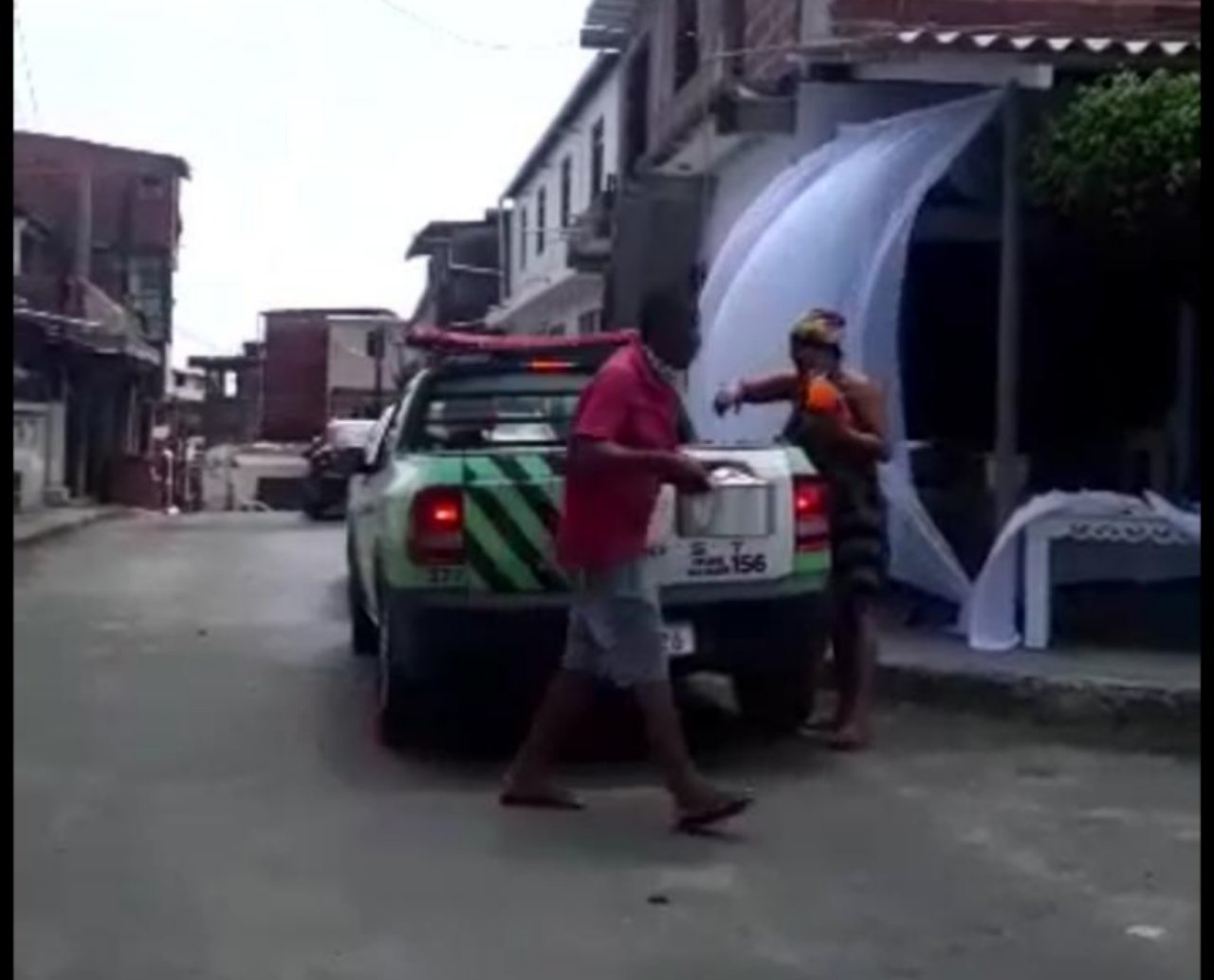 É carreto? Viatura da Transalvador é filmada transportando panelas de feijoada; "depois está aí, querendo multar"