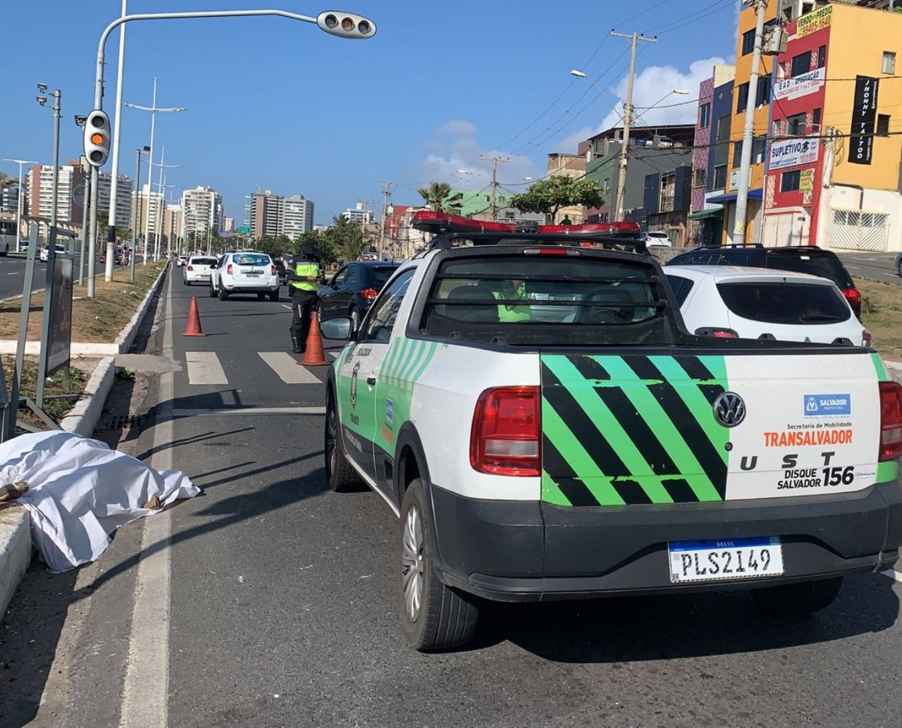 Motociclista perde controle da direção do veículo, sofre queda e acaba morrendo na orla marítima de Salvador