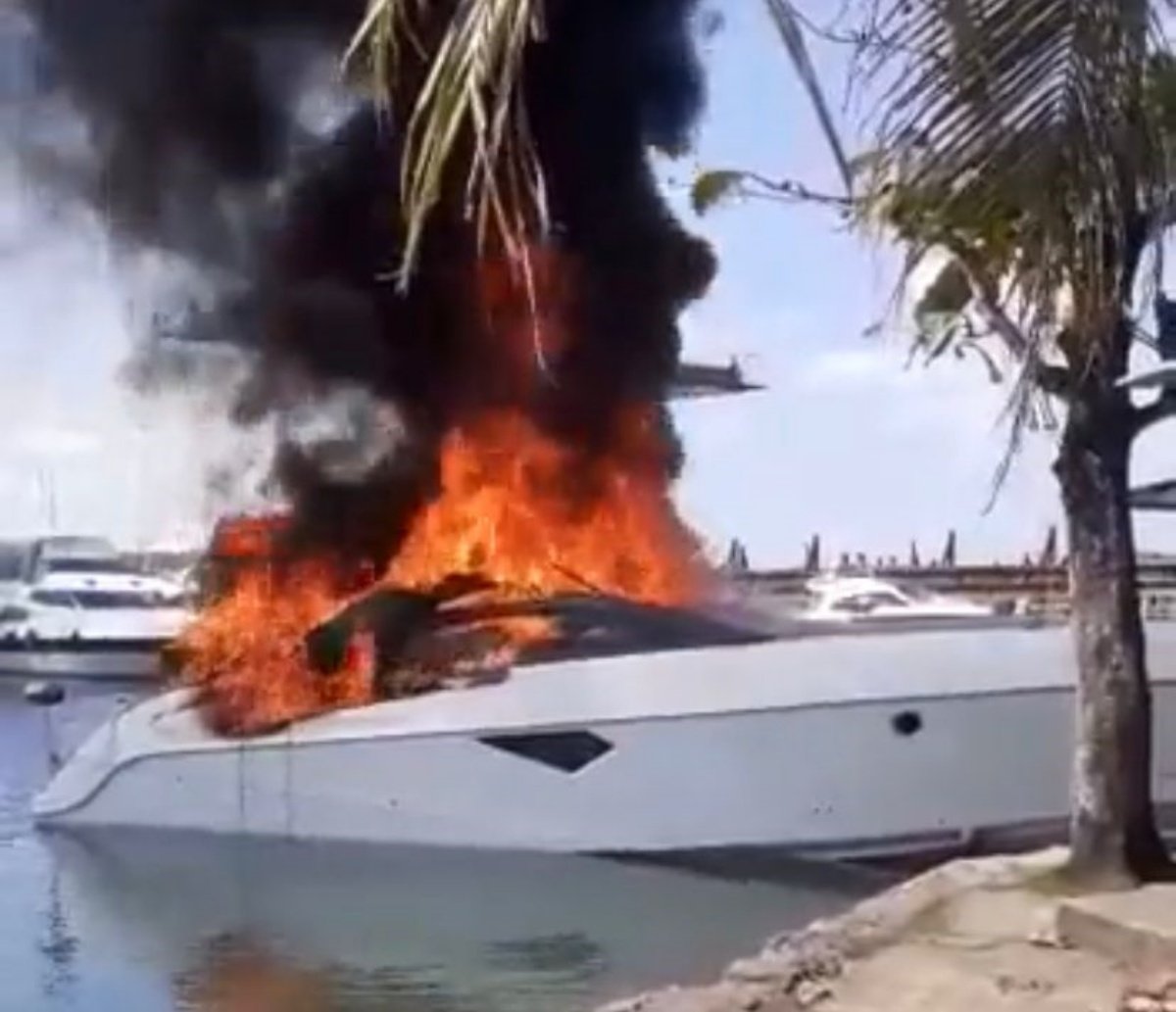 Lancha pega fogo na Marina de Aratu; veja vídeos