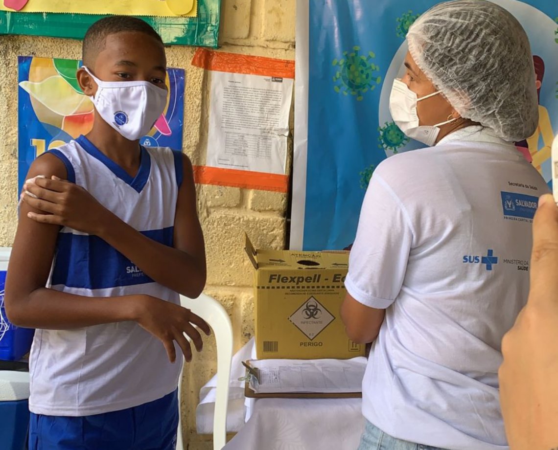 Começa a aplicação da primeira dose da vacina contra a Covid-19 em escolas da rede municipal de Salvador