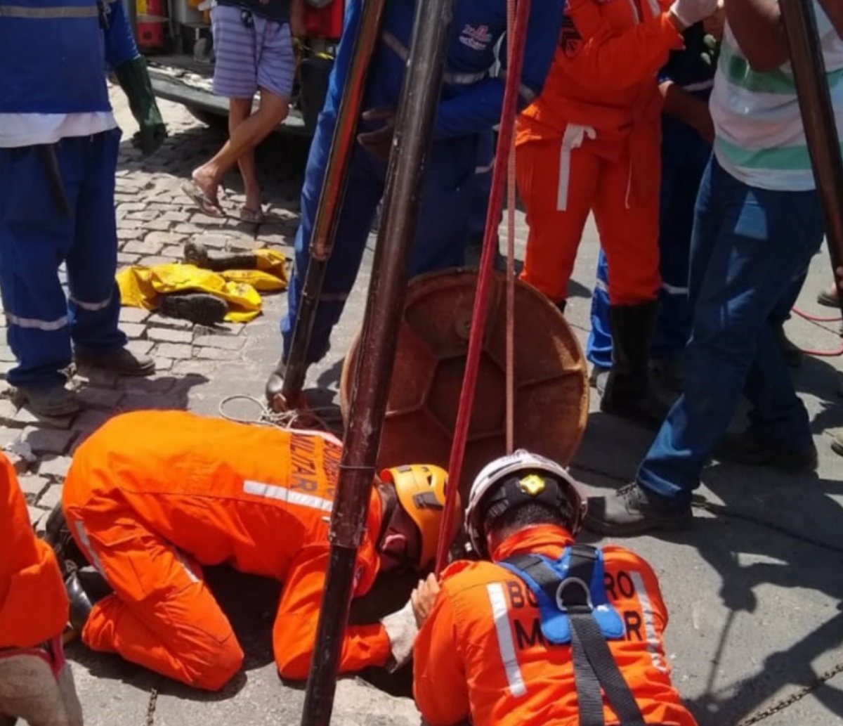 Funcionários da Embasa desmaiam dentro de bueiro e resgate precisa de ajuda de bombeiros; entenda