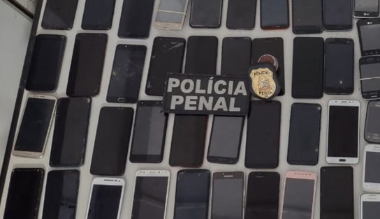 Após detento ser assassinado dentro de cela de presídio de Salvador, diversos celulares são encontrados no local