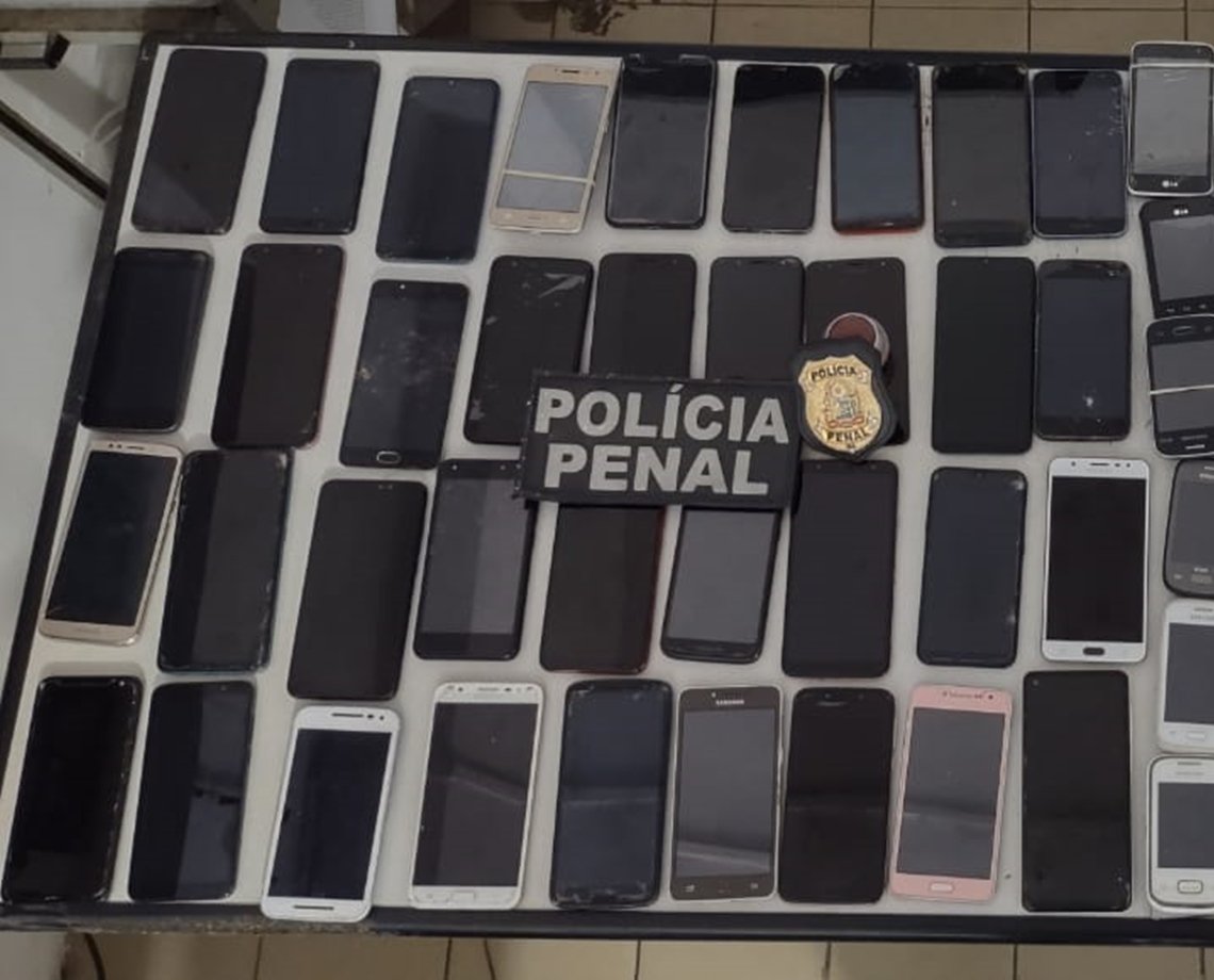 Após detento ser assassinado dentro de cela de presídio de Salvador, diversos celulares são encontrados no local