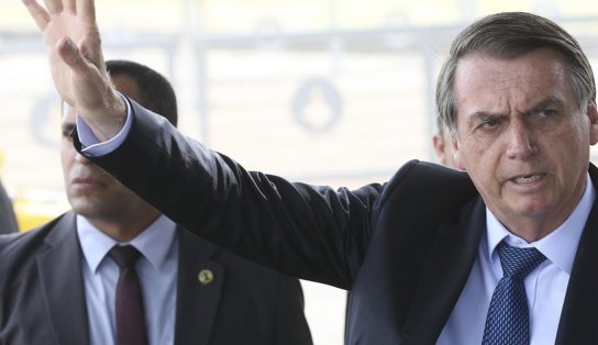 Bolsonaro veta distribuição gratuita de absorventes a alunas de baixa renda: "falta de recursos"