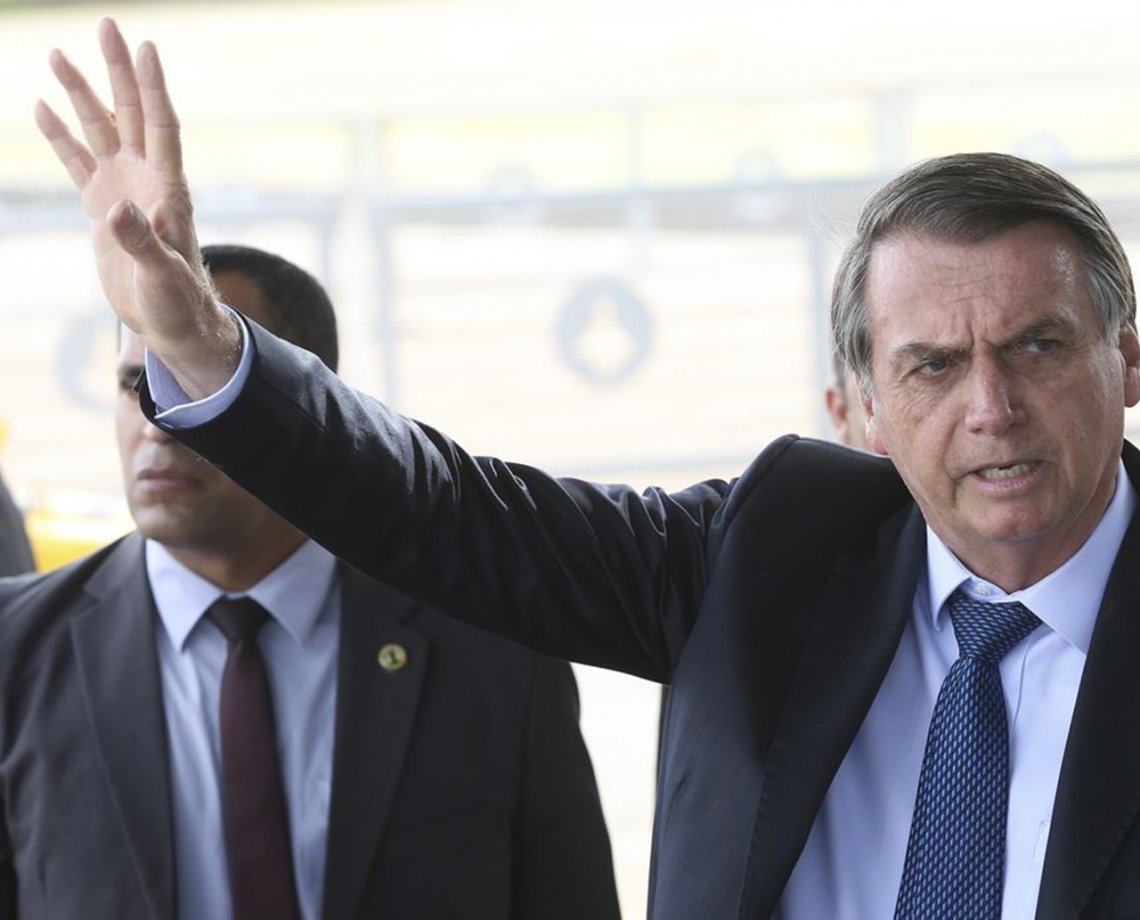 Bolsonaro veta distribuição gratuita de absorventes a alunas de baixa renda: "falta de recursos"