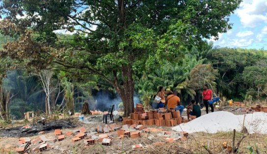 Grávida passando mal, pai de cinco filhos desesperado e gritaria: moradores acusam PM de agir com truculência durante reintegração de posse em Lauro de Freitas