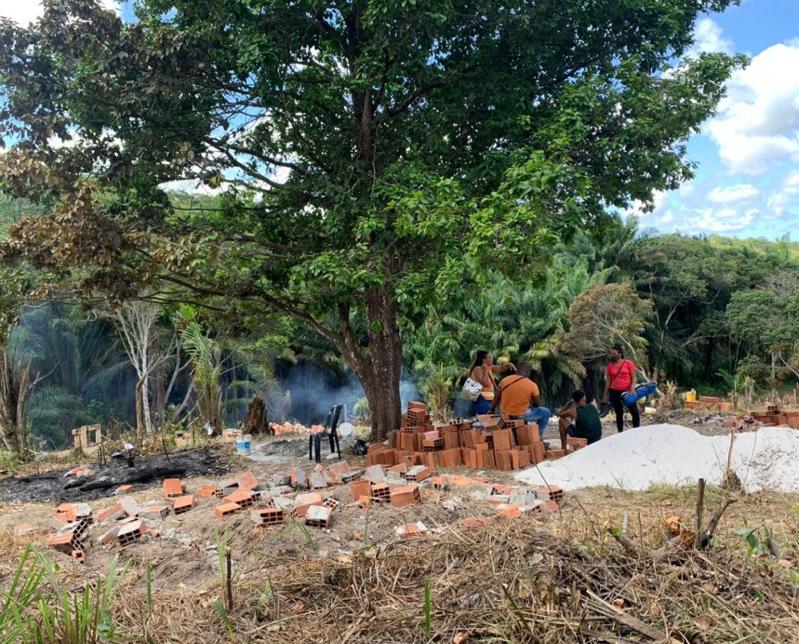 Grávida passando mal, pai de cinco filhos desesperado e gritaria: moradores acusam PM de agir com truculência durante reintegração de posse em Lauro de Freitas