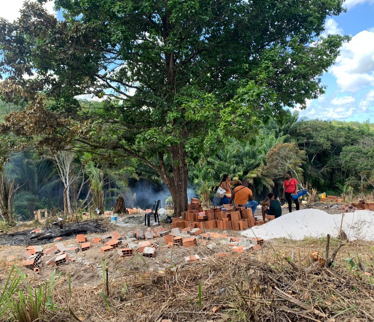 Grávida passando mal, pai de cinco filhos desesperado e gritaria: moradores acusam PM de agir com truculência durante reintegração de posse em Lauro de Freitas