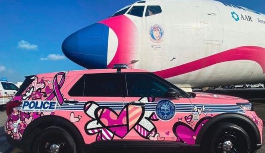 Viatura da polícia com design de Romero Britto para o Outubro Rosa faz sucesso