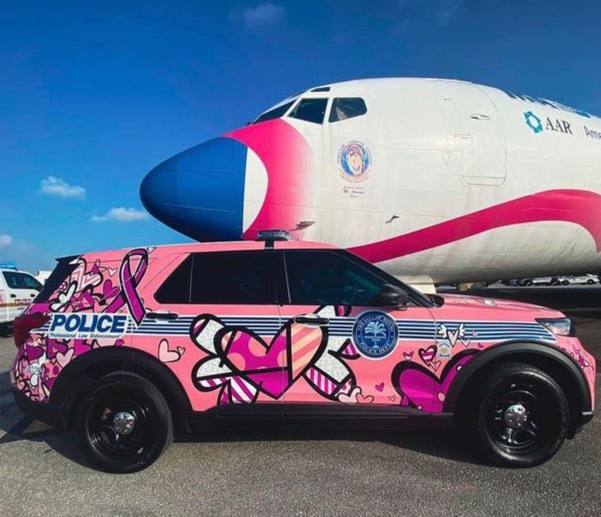 Viatura da polícia com design de Romero Britto para o Outubro Rosa faz sucesso