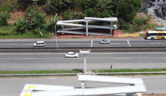 Trânsito na BR-324 vai parar neste domingo para colocação de passarela; veja horários