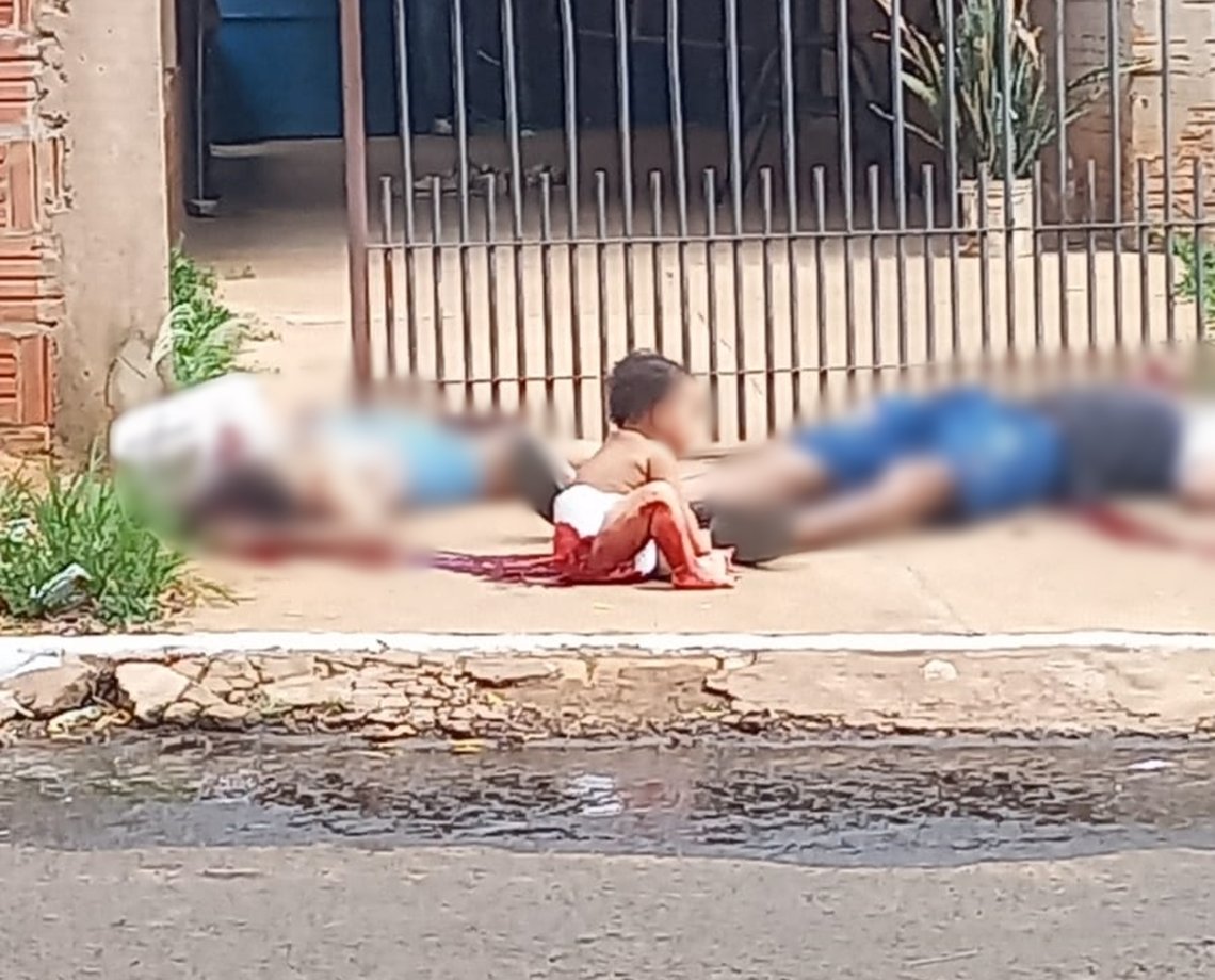 Imagem forte: casal é executado em frente ao filho de dez meses; criança foi deixada com corpos